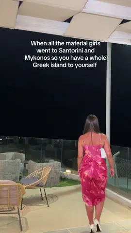 A post by @x_ge_x_ on TikTok caption: The best time to be on vacation 🤍 Do you prefer a vacation that is busy/quiet? 🤔 