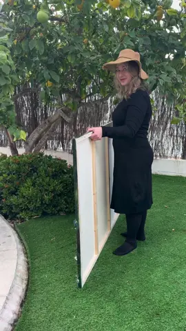 A post by @greenmaidenart on TikTok caption: Un caos, una maraña sin sentido, un desorden frenético. Así empiezo las obras con resina. Y es ahora en este momento, en el que mi mente está  experimentando un proceso caótico y de incomprensión, en el que pintar me devuelve la luz y me recuerda que solo es una apariencia, la forma que toma ahora, pero que lentamente todo se coloca y aparece una forma armónica… Y de repente me doy cuenta que detrás del aparente caos había un propósito y que el desorden del principio tenía todo el sentido.  Gracias caos 🌸 #Art #artist #artistsoftiktok #decor #resin #resina #foryou #resinaepoxi #paintingprocess 
