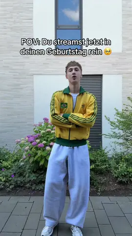 A post by @leon.content on TikTok caption: Kommt gerne rein würde mich freuen🤍 #live #livestream 