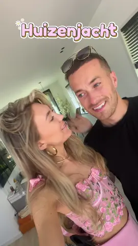 A post by @evievanvliet on TikTok caption: Huizenjacht part 2 🏠 De zoektocht van een stel met 2 linker handen én een te kieskeurige vriendin #huizenmarkt #huizenjacht #huiskopen #couplestiktok 