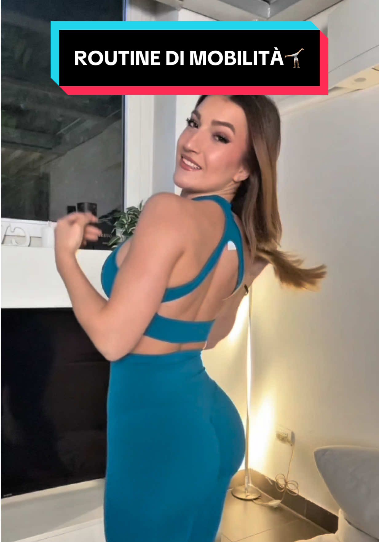 A post by @vickybenedettiii on TikTok caption: La mobilità PRE-WO è necessaria per: 1. riscaldare il corpo, aumentando il flusso sanguigno nei muscoli che andremo a sollecitare con i pesi, riducendo il rischio di infortuni. 2. ridurre tensioni muscolari, favorendo una postura più corretta e funzionale e riducendo le asimmetrie. 3. aumentare l’ACTIVE ROM, il range di movimento attivo degli esercizi e, di conseguenza, migliorare l’efficacia delle performances successive con i pesi. 4. migliorare il controllo motorio e la propriocezione: aiuta a “conoscere” meglio il corpo durante i movimenti. per saperne di più seguimi🩵 fgm04 —> codice VICKYFGM💃🏼 #VICKYFGM #GymTok #mobility 