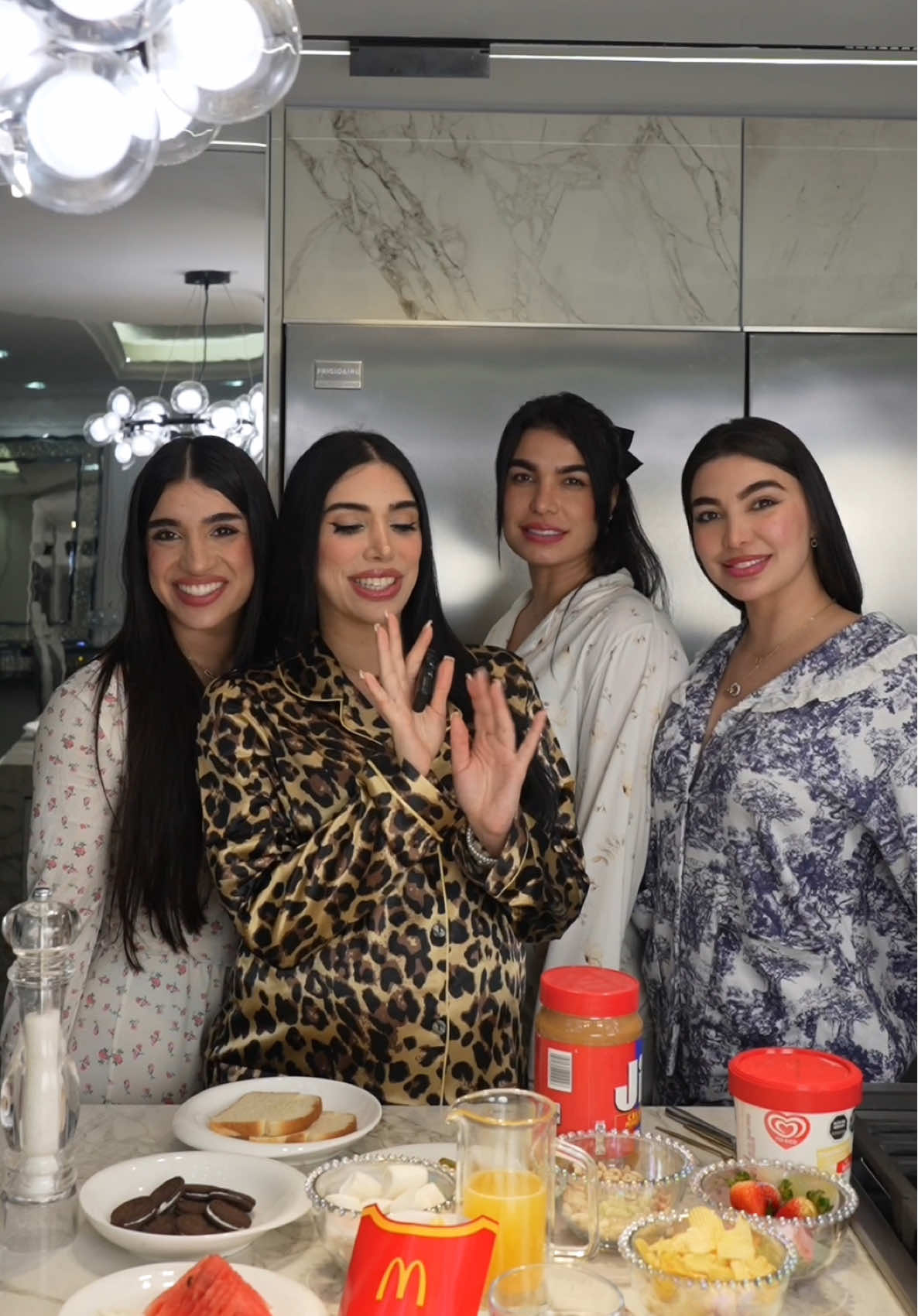A post by @surthycooks on TikTok caption: Mis hermanas me hacen probar antojos RAROS de embarazadas 🤦🏻‍♀️🤒!! Cuál probarían?  @Ianna  @Zukahina  @zashahejeijs 