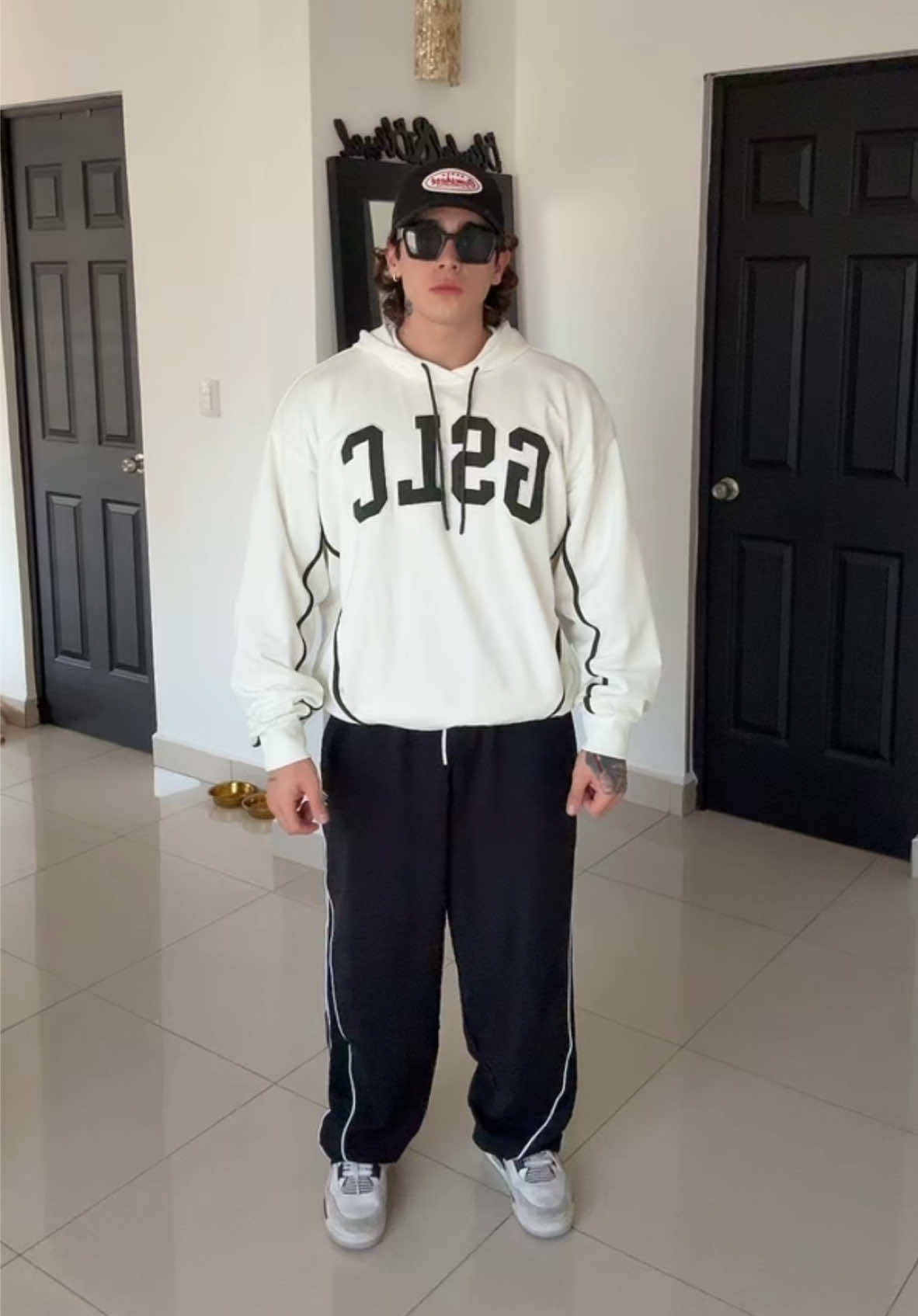 A post by @carlosbelcast on TikTok caption: Yo cuando no tengo nada que hacer y me sale un trend 