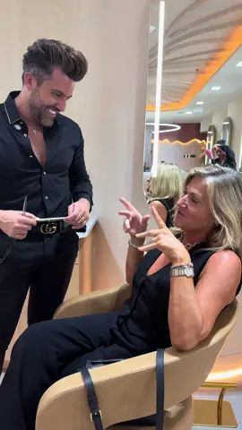 A post by @gabrielsamrags on TikTok caption: Ella me reconoció en el aeropuerto y me dijo: ‘Mi hija sueña con un corte de cabello hecho por ti.’ Hoy, ese sueño se hizo realidad. ✂️🦋 #creatorsearchinsights #CorteMariposa #SueñosCumplidos #GabrielSamra #gabrielsamrahairsalon 