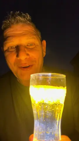A post by @lvprvention on TikTok caption: ✨ Envie d’épater vos kids ? Découvrez comment rendre l’eau FLUORESCENTE de manière 100% naturelle ! 🌈 Une astuce simple, fun et sans danger pour un moment magique en famille. 🧪 Regardez jusqu’au bout pour le résultat bluffant ! 😍 #ScienceFun #DIY #FluorescentWater #AstuceEnfant 