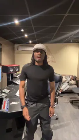 A post by @danilo.yrn on TikTok caption: elle aime ça , faut touché. w/ @ckninho_  🫱🏾 #pourtoi #fyp #foryou #viral #danilo #r10 