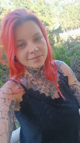 A post by @steff_fanny_dr3 on TikTok caption: #wirsindnichtnackt #teamcrazychaos #ostdeutschearroganz #farbeunterdiehaut #diegehirnakrobaten 