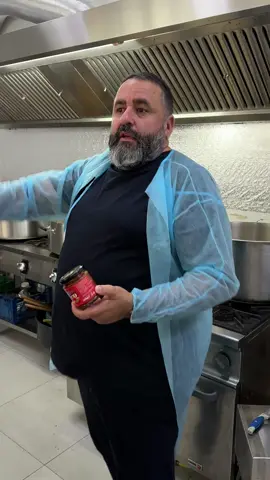 A post by @barbosuoficial on TikTok caption: Gama Hustiuliuc se mărește…testăm noul Sweet chilli sauce la @grillfest.bbq . Mă găsiți la standul @🔪🥩🥇CARMANGERIA OZANA🥇🥩🔪  #sweetchilli #sossweetchilli #retetesimple #retete #batbosu #fyp 