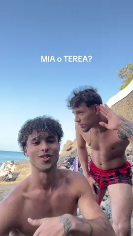 A post by @z4_pucho on TikTok caption: Mia in spiaggia, terea in discoteca.