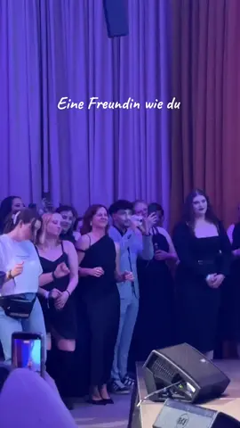 A post by @missgeorgiacavallo on TikTok caption: Eine Freundin wie sie @vanessa @Vaneschko_books📚  