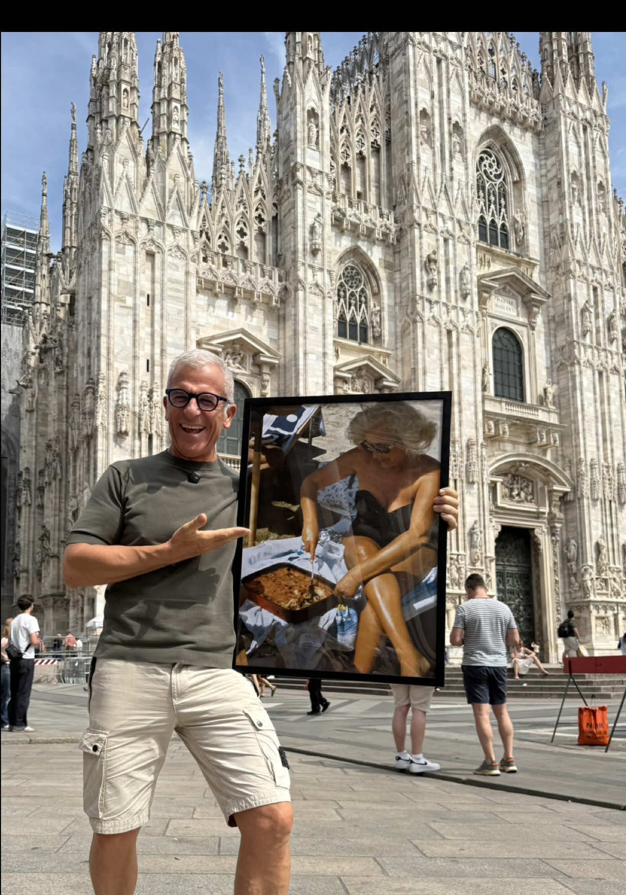 A post by @chefmaxmariola on TikTok caption: 🔔 Lo sapevate? @Da Fiorella by Max Mariola è proprio dietro al Duomo di Milano! A due minuti a piedi dal Duomo c’è una cucina romana fatta come a casa: semplice, verace e piena d’amore ❤️ Non serve cercare troppo…vi ci porto io!  Basta imboccare Corso Vittorio Emanuele II, qualche passo, girate l’angolo…ed eccovi in: 📍Largo Corsia dei Servi 11 - Milano  👉 Che dite, vi piacerebbe mangiare i piatti di mia mamma Fiorella, nel cuore di Milano ma lontano dalla confusione? Scrivetemelo nei commenti 👇 #osteriadafiorella #milanofood #maxmariola #duomomilano #ristorantimilano #thesoundoflove #maxmariolacucinapervoi  