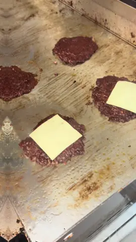 A post by @aletoorres3 on TikTok caption: @Street Food Burger the best🫠😋