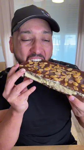 A post by @cestarpinbon on TikTok caption: Tablette dubaï version SNICKERS GLACÉ 🍦🥜🍫 Pour le chocolat j’ai fais fondre :  - 200gr de chocolat au lait dessert  - 1 CAC d’huile de coco ou 10cl d’huile neutre  #recettes #ideerecette #recettesimple #recetterapide #recettefacile #recettefacileetrapide #recettesimpleetrapide #tiktokfood #cestarpinbon  