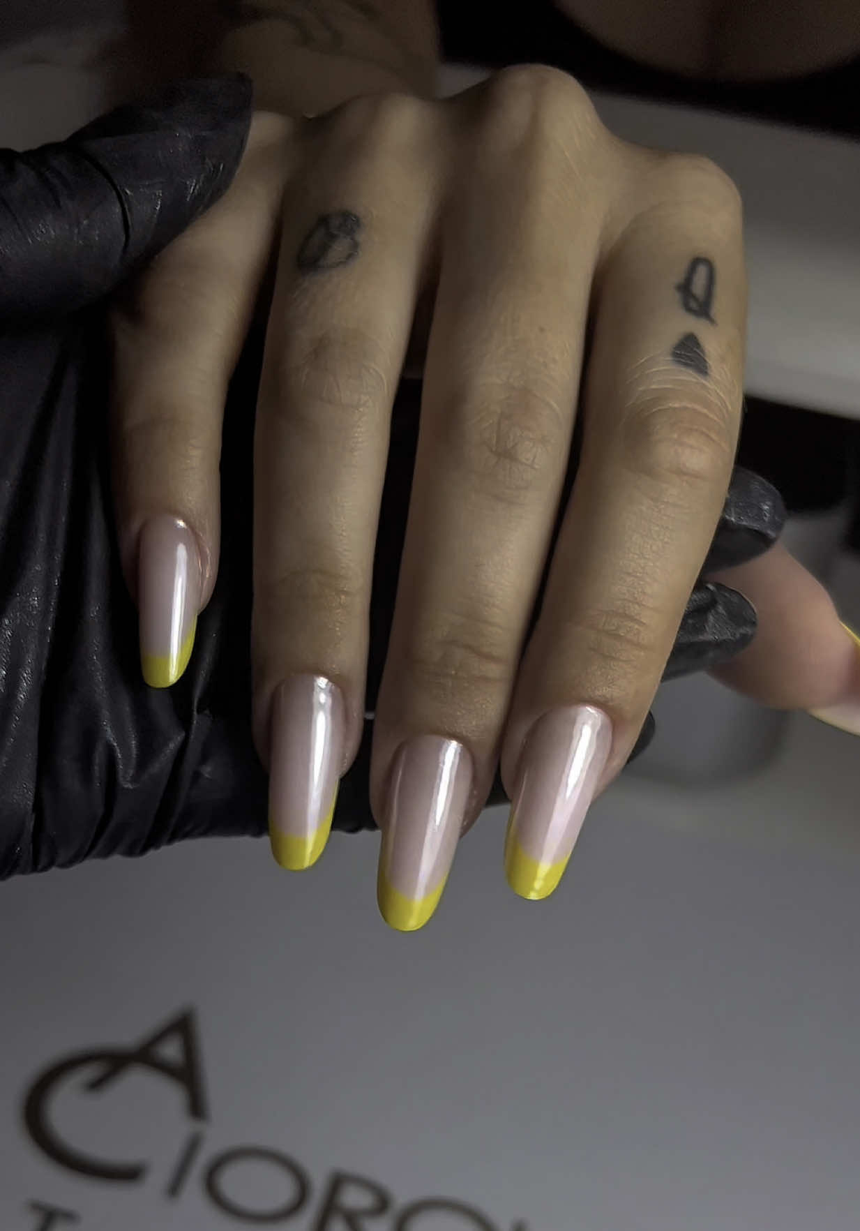 A post by @monicaraduofficial on TikTok caption: Am ajuns din nou la preferata mea, @Andreea Cioroianu 💅 – mâinile mele sunt mereu pe cele mai bune mâini! Uitați tot procesul – de la cum arăt la început, până la transformarea finală. Fetele știu cât de importantă este o manichiură făcută bine… și mai ales de cine trebuie 😍
