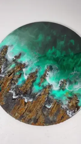 A post by @greenmaidenart on TikTok caption: El óxido tiene una belleza difícil de imitar. Introducirlo en una obra no solo cambia su estética, su narrativa. Aporta historia, desgaste, textura… convierte una superficie en algo que parece haber vivido. El óxido no se pinta, se trabaja. Se observa cómo aparece como por arte de magia ✨ Y en ese proceso hay algo profundamente artístico: dejar que el tiempo sea parte de la obra.🤍 En este video te explico cómo aplicarlo paso a paso usando el OxiResin Kit  Tenéis el Kit Disponible en www.greenmaidenart.com  Con el cupón Alumnos15 obtendrá un -15% de descuento en el kit  Y si lo pruebas… cuéntanos qué te ha parecido 🙏🩵 #Art #artist #artistsoftiktok #decor #resin #resinaepoxi #paintingprocess 