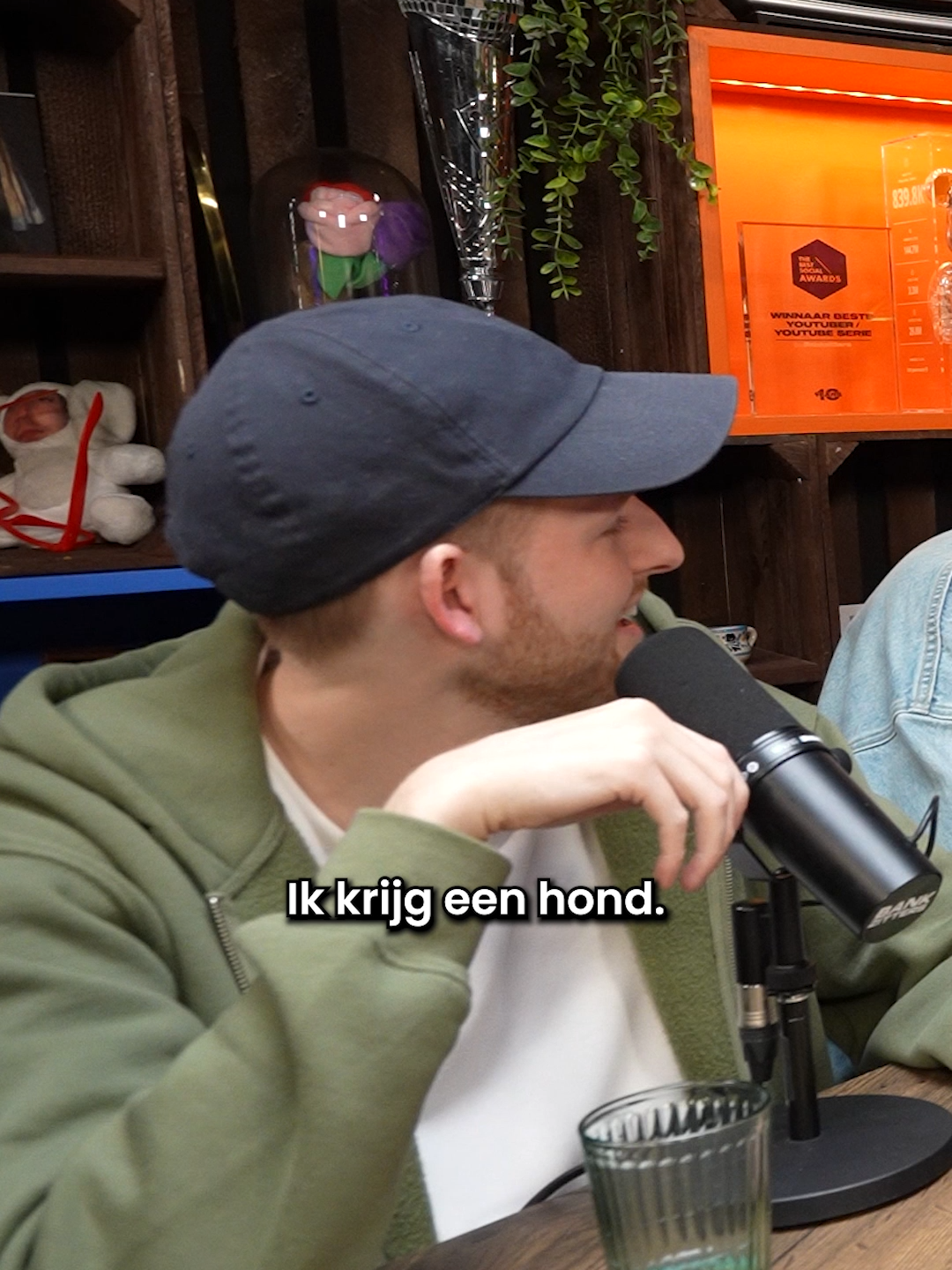 A post by @bankzitters on TikTok caption: Koen krijgt een hond... 😂 #bankzitters