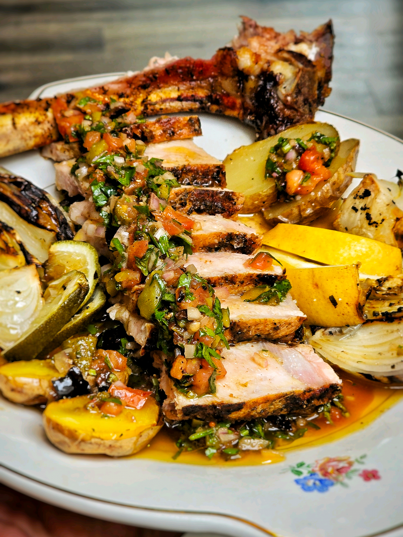 A post by @bonne_pitance on TikTok caption: Double côte de veau !  On va pas quand même pas manger que des côtes de boeuf ! Un beau veau du limousin Aop ! miam ! Collaboration commerciale avec lesviandeslimousines Pour la sauce vierge pas si vierge :  - Basilic - Persil - Tomates - olives noires - échalottes - oignons - jus et zeste d'un demi citron vert et jaune - Huile d'olive - Sel/poivre  Tu coupes le tout très finement et ça te fait une superbe sauce bien fraiche ! Pour la cuisson de la double côte, si tu veux pas te tromper comme moi, compte environ 5 minutes de chaque côté pour bien la marquer, et ensuite 15 min de chaque côté dans un barbecue à environ 180/200°c ou alors si tu as un thermomètre, sors tes côtes à 50°c à cœur qu'elles finissent de cuire pendant le temps de repos pour monter à environ 54°c pour une cuisson rosée ! Allez, Bon app !