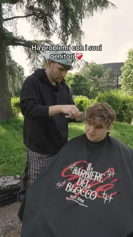 A post by @fefeilbarbieredelblocco on TikTok caption: Ho bisogno del tuo supporto, seguimi ora ❤️ 
