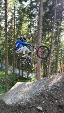 A post by @wibmergabriel on TikTok caption: Keeping it simple!✊ riding up to 30 different bikeparks with only 1 ticket is the best @Gravity Card 🙏 