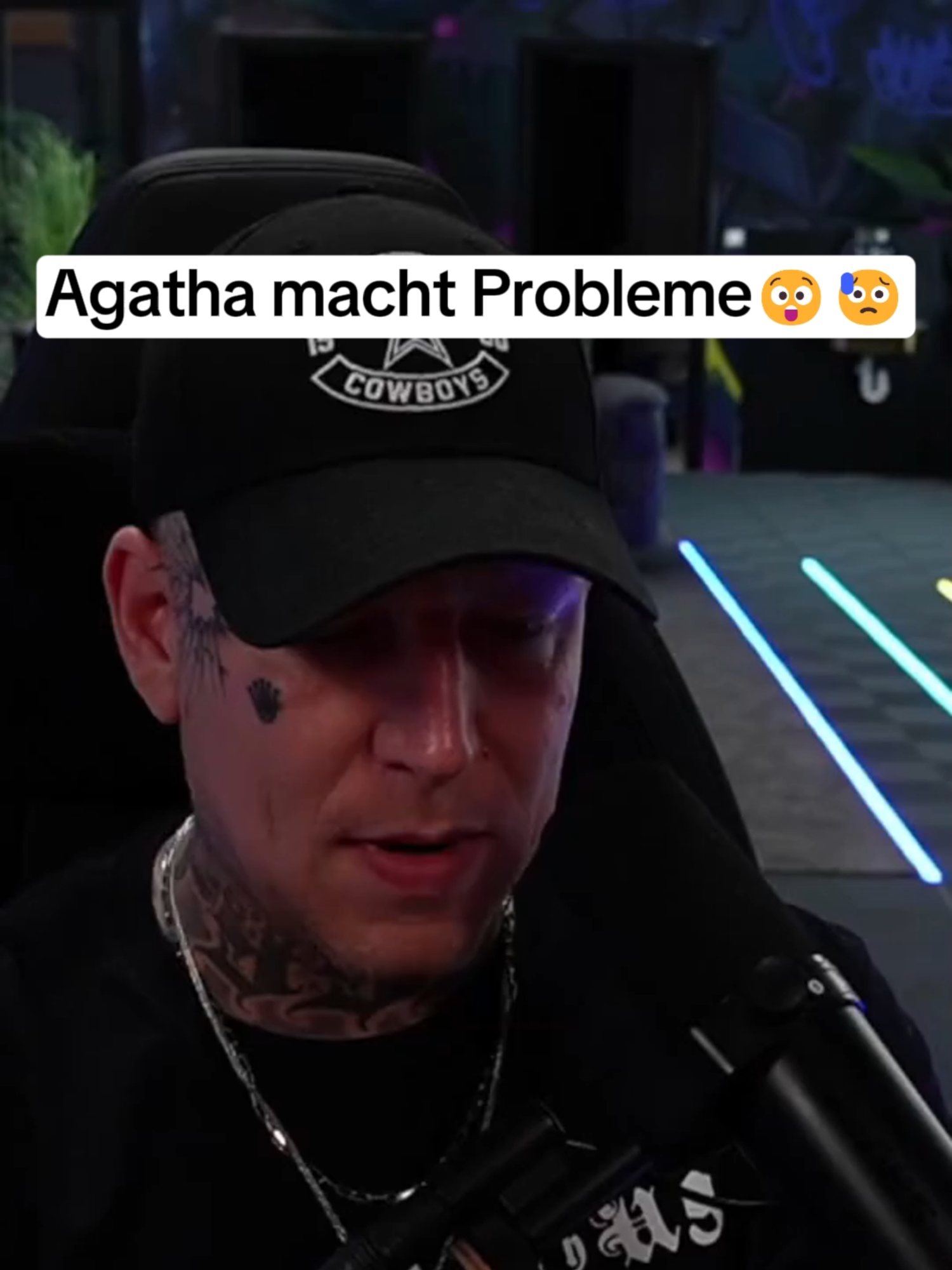 A post by @montanablackclips on TikTok caption: Agatha macht Probleme #monte #montanablack #montanablack88 #agatha #probleme #stress #weird #help #call #anruf #leak