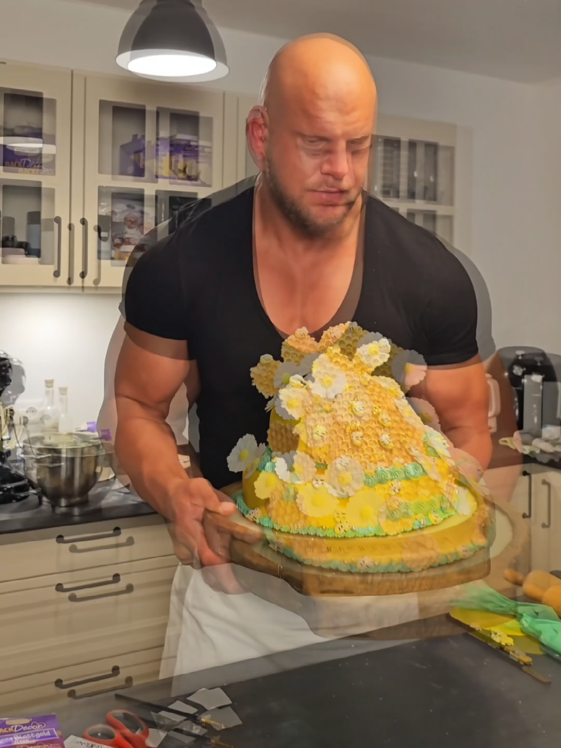 A post by @cakehulk on TikTok caption: Antwort auf @germanking499 davon wüsste ich aber 😅🫠🙃 #konditor #torte #pastrychef #erinnerung 