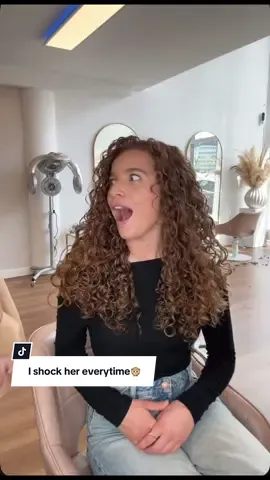 A post by @becurlybylaura on TikTok caption: Selma en ik hebben vandaag haar haar laten shinen alsof ze op weg was naar de rode loper. We hebben dit keer volop gefocust op styling, met de Acidic Bonding Concentrate Leave-In van @redken als absolute must. Minder frizz, meer glans en natuurlijk sterker haar. #Redken #RedkenPro #acidicbondingconcentrate #advertentie @Selma 
