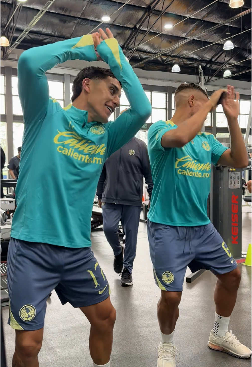 A post by @clubamerica on TikTok caption: Volvimos con mucha actitud 🕺🏻😮‍💨❤️ #ClubAmérica #TikTokDeportes 