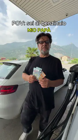 A post by @dadaemarcolino on TikTok caption: E voi che persone siete al benzinaio ⛽️  #gliaudiodimiopadre #dada #marcolino #papà #famiglia #benzinaio 