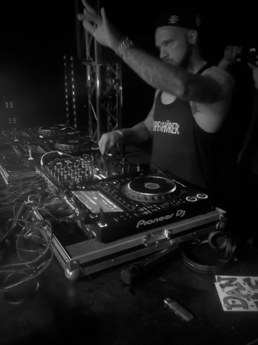A post by @kopf_und_hoerer.official on TikTok caption: Großes Loch in meiner Brust und toter Schmetterling im Bauch 🦋🖤🤍#techno #hardtechno #tekk #meloton #tekkno #kopfundhörer 