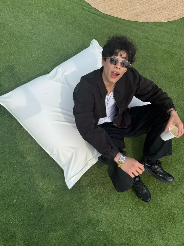 A post by @jashlem on TikTok caption: RECAP + FITS  Primavera en Barcelona x @Pull&Bear  la última foto , el último outfit 😮‍💨😵‍💫