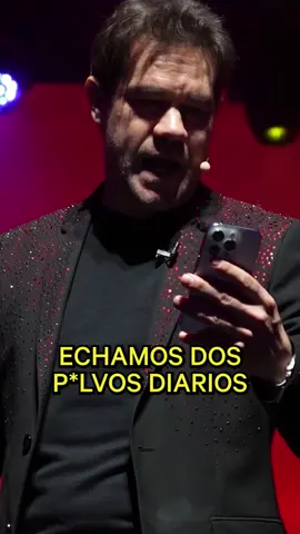 A post by @juandavila__ on TikTok caption: No os fiéis!!! #comedia #juandavila #comediante #humor #humorenespañol #monólogo #humortiktok #comicoespañol #monólogos #parejas #risas #risa 