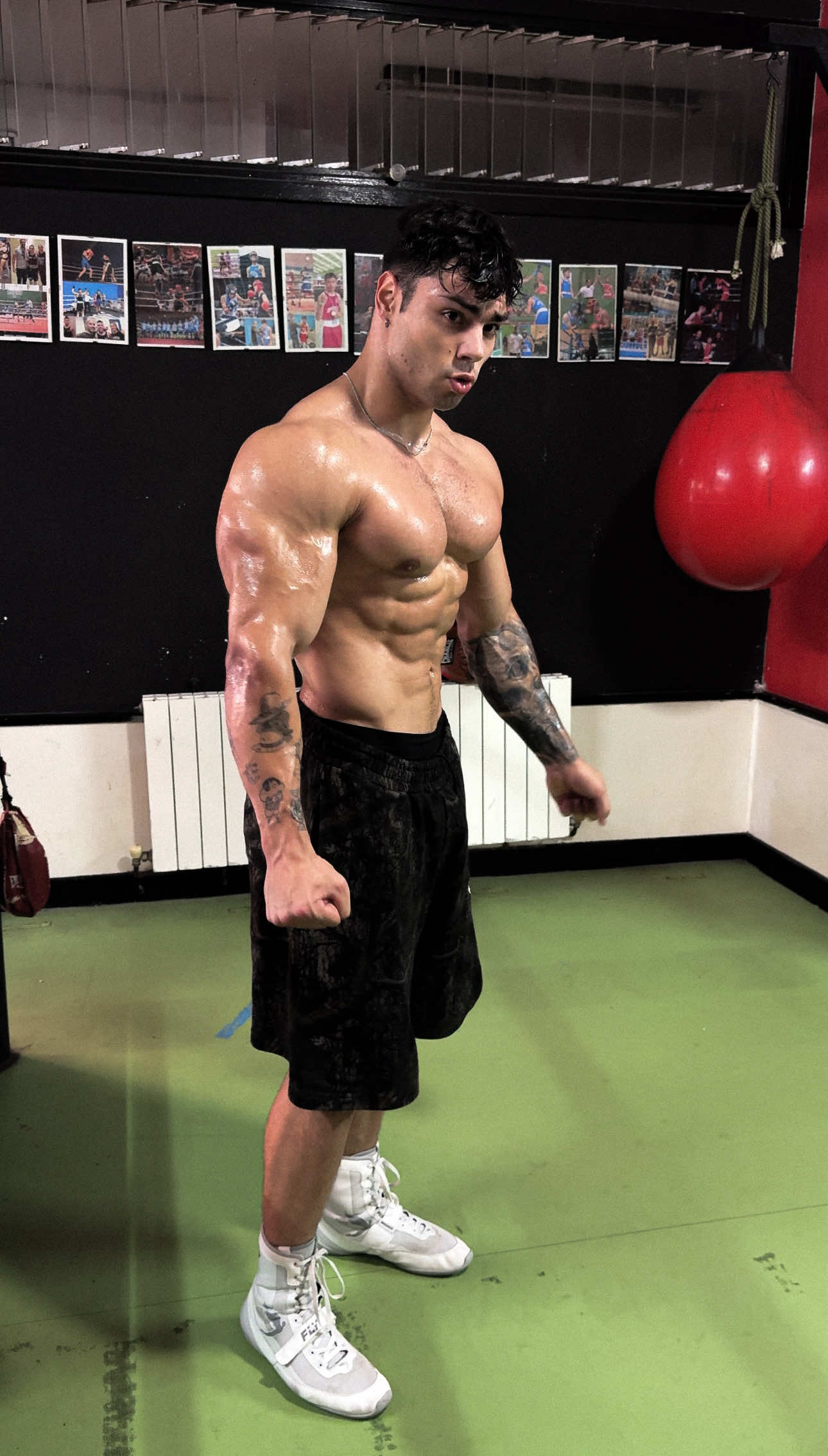 A post by @andoonig on TikTok caption: mi entrenamiento de hoy >.< #gym #laveladadelaño #fitness 