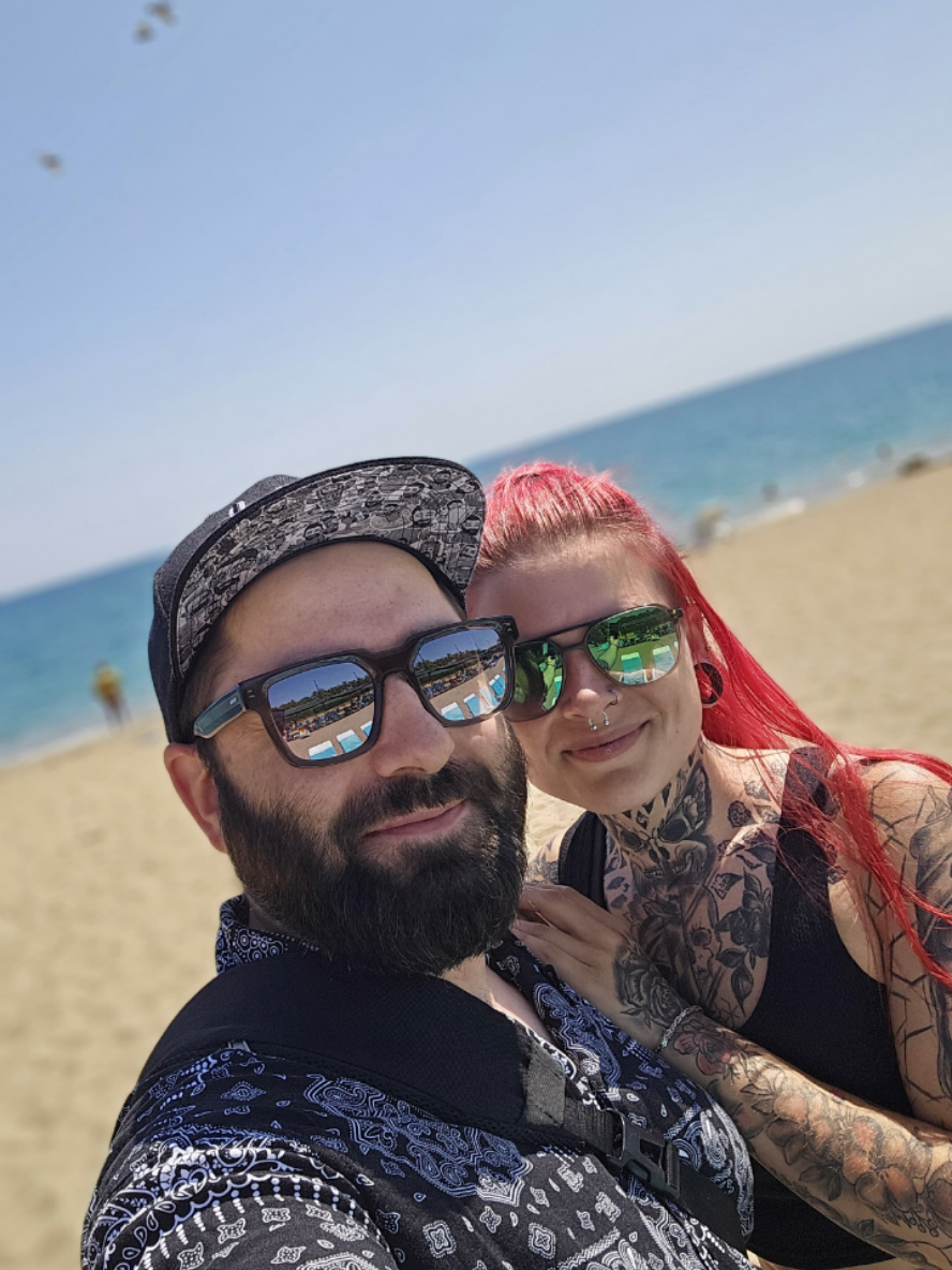 A post by @steff_fanny_dr3 on TikTok caption: 1. Gemeinsamer urlaub und was soll ich sagen? perfekt🥰  Momente wie diese, gibt uns keiner wieder🥰❤️ #urlaub #türkiye #side #couplegoals #moments #glücklich #sommer2025 #reisen #diegehirnakrobaten #farbeunterdiehaut #ostdeutschearroganz #teamcrazychaos #wirsindnichtnackt @dr.emkus 🤗 