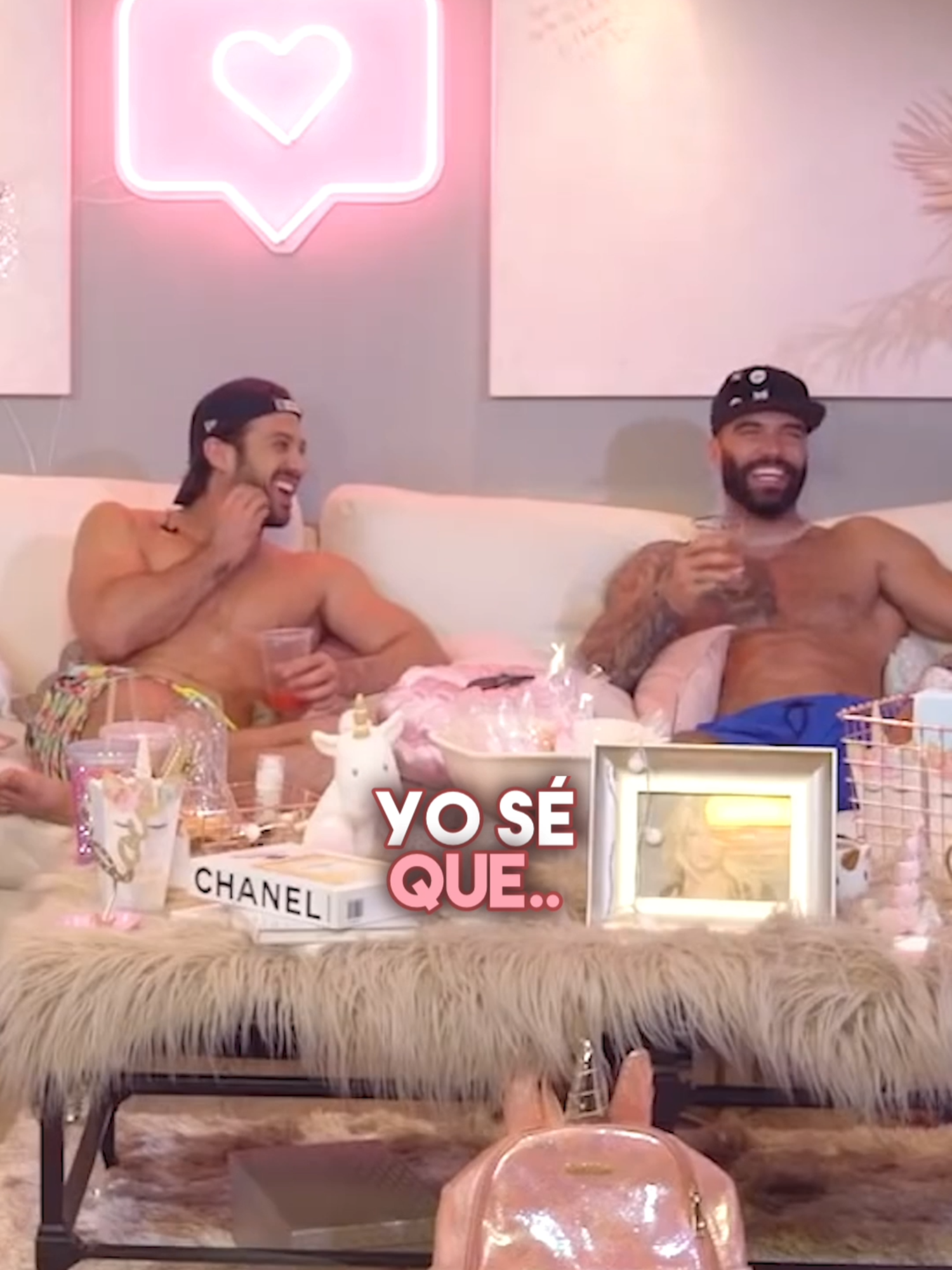 A post by @pinkypromisetv on TikTok caption: Cuando en el “Yo nunca” ya no puedes ni disimular 😅🔥 Revive este momento en el capítulo completo por YouTube: #PinkyPromise 🦄💖 #PinkyLovers #SenseiMedia #KarlaDiaz #PinkTok