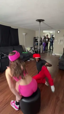 A post by @hoodskiiz on TikTok caption: Someone tell @Pinkskii🩷 not to run 🤣 { #Hoodskiiz #fazeclan #amp #dance }