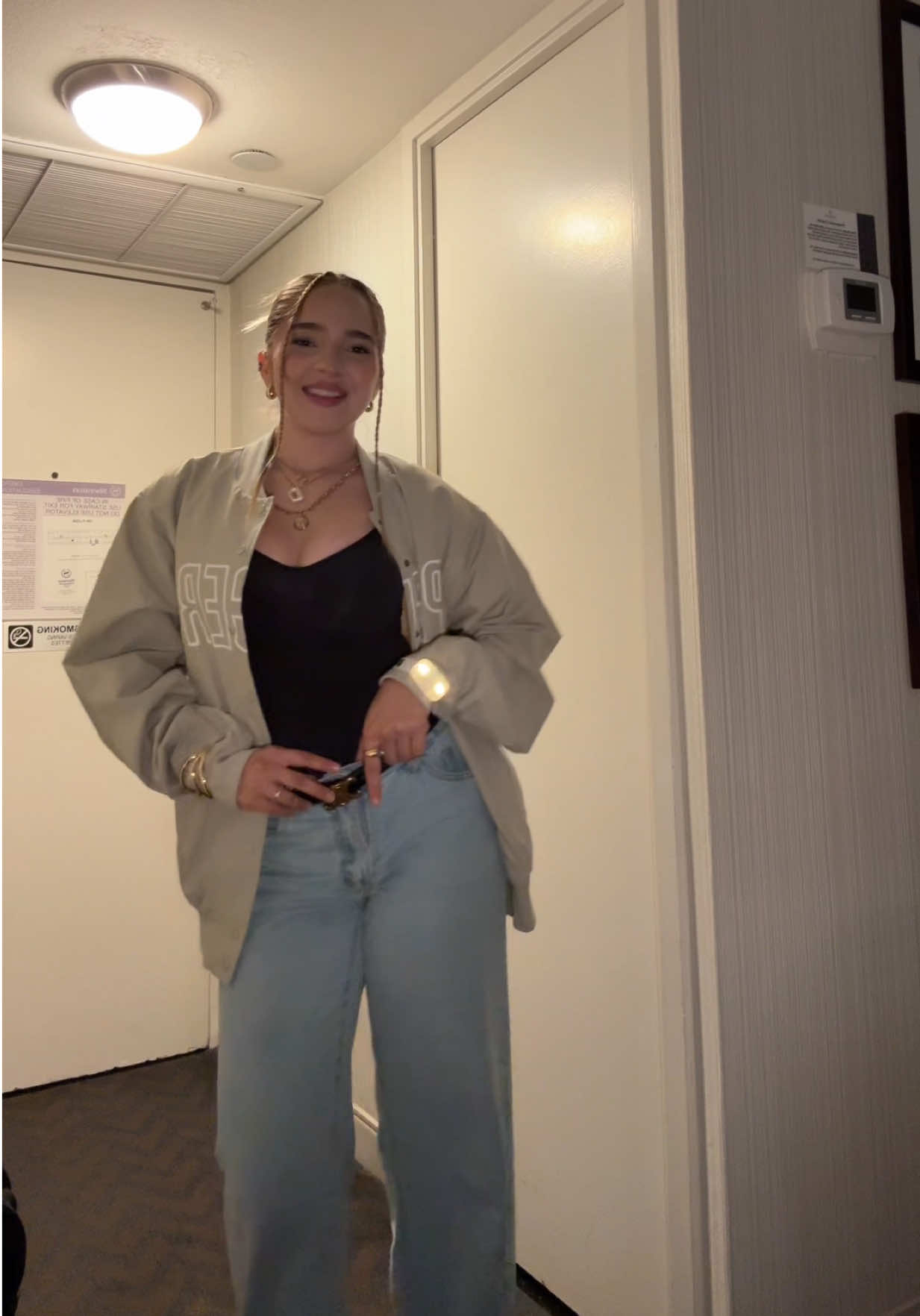 A post by @dayanaraurios on TikTok caption: Ignoremos que casi me caigo jajaja, con quién hago este baile? 🫦💖 