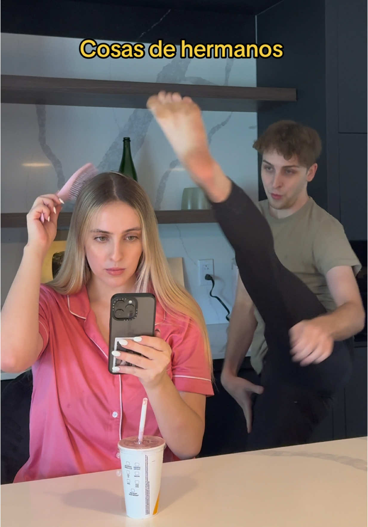 A post by @kimmigneault on TikTok caption: Etiqueta a tu herman@ 🙄 #humor #hermanos #hermanas #kimrixs  