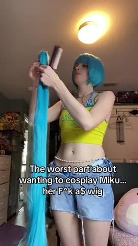 A post by @samzcos on TikTok caption: I will always remember the fiest time I ever got her wig 🥲 it sucked #miku #mikuhatsune #brazilmiku #brazilianmiku #vocaloid #samzcos 