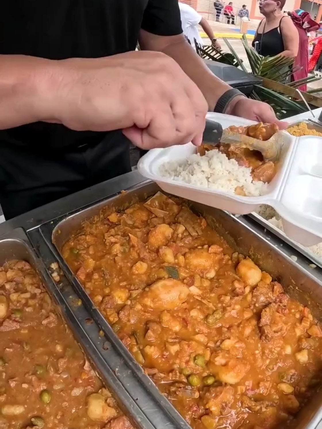 A post by @tradicionespr on TikTok caption: ❤️🍲 el Festival del Fricase 🇵🇷 de Conejo.. Cabro.. Pavo 🐐🦃 Fricase  Miren los Pastelitos !!