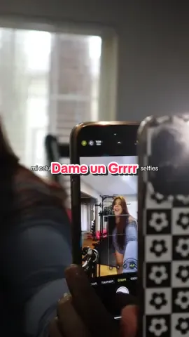 A post by @nanzie_peachez on TikTok caption: Mi celular a visto de todo 😭😂 #dameungrr #selfies 