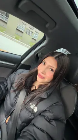 A post by @priimoraa on TikTok caption: LA AMOOOO, díganme si vieron el nombre de otra canción 👀