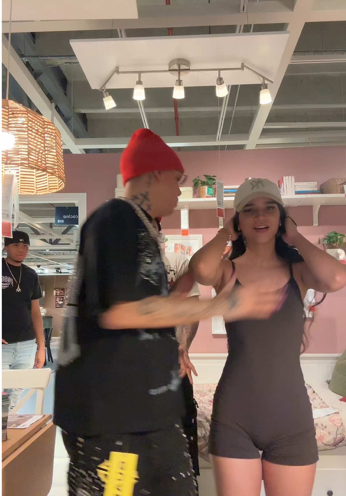 A post by @yaiseloficial on TikTok caption: Muévalo @bimbolini🤏 Con su vibra pa otro lao 🤣🤣🔥 #bimbolini #yaisellamelodia #yaisellm #fvpシ #foryoupage #fyppp #viral_video #paratiiiiiiiiiiiiiiiiiiiiiiiiiiiiiii 