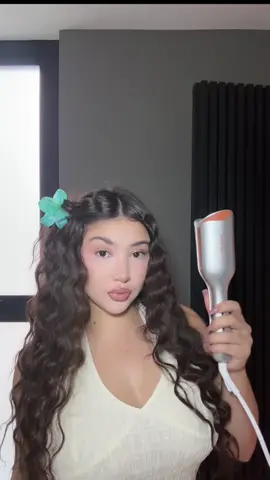A post by @montpantoja on TikTok caption: Cómo se me ve el pelo así? 💋 @SHEGLAM @SHEGLAM.HAIR #sheglam #sheglamhair #sheglamitcurl #SHEGLAMBeachBabe 