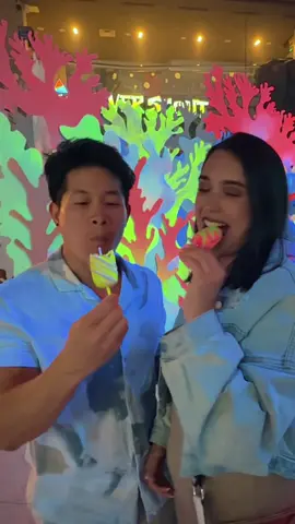 A post by @chinoylatina on TikTok caption: Desde el 30 de mayo hasta el 17 de agosto, el Georgia Aquarium se transforma con las Glow Nights, una experiencia nocturna inspirada en la bioluminiscencia del océano 🌊💫🐠🌌. 💡 Y lo mejor de todo es que con el Aqua Pass del Georgia Aquarium, pagas por un solo día y puedes volver el resto de 2025 para disfrutar de toda la diversión estacional, incluyendo Glow Nights 🔁🎟️ No te lo puedes perder 😍 #georgiaaquarium 