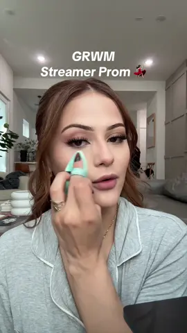 A post by @evelynomadera on TikTok caption: GRWM streamer prom 💃🏻 #evelynortiz 