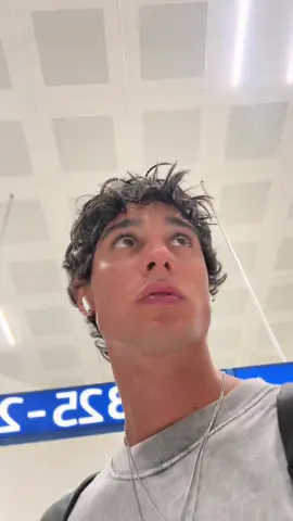 A post by @pedroemmert on TikTok caption: Chi c'è in aeroporto? #travel #lifestyle #summer #vibes 