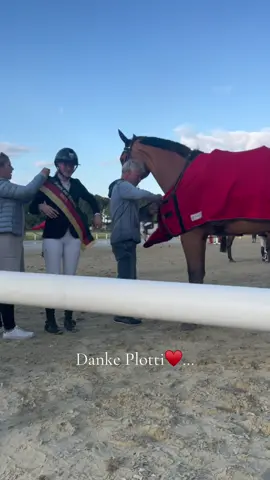 A post by @leonie.pander.official on TikTok caption: Leider sind wir nicht für die EM nominiert und damit platzt ein riesen Traum/Ziel für dieses Jahr…Ich bin trotzdem mega Dankbar meine Familie und so ein Pferd wie Plotti an meiner Seite zu haben- Plotti du hast immer dein bestes gegeben und ich bin so stolz auf uns,was wir erreicht haben♥️🙏🏻…Wir konzentrieren uns nun auf unsere neu gesetzten Ziele und trainieren so gut es geht!🍀Nächstes Jahr werden wir bei den Jungen Reitern dann versuchen unseren Erfolg zu wiederholen und zu verbessern🫶🏻 Aber Plotti hätte es so sehr verdient♥️…Wir blicken zurück auf unseren Sieg im LR 145 Ranking GP in Lier🇧🇪 und auf die Goldmedaille beim Preis der Besten🥇,zusätzlich das ich letze Woche mein 10ten S-Sieg für mein Goldenes Reitabzeichen gewinnen konnte,unsere erfolgreiche Teilnahme am Nation Preis (0/4) in Zuidwolde🇳🇱 und unsere Benennung in den Bundeskader NK1 und Longlist EM 2025.🫶🏻 Für die EM sind wir allerdings Reserve,natürlich wünsche ich keinem das er ausfällt,natürlich wäre es trotzdem toll dabei zu sein🥹♥️…#bestplotti #winner 