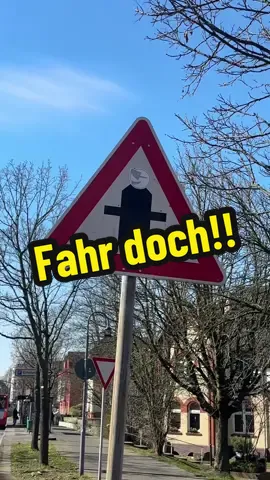 A post by @verkehrsguru_official on TikTok caption: Das hier ist die Vorfahrt, die aber nur dort gilt, wo das Schild steht ##theorieprüfung##lernen##autofahren##theorie##tipps##fahrprüfung