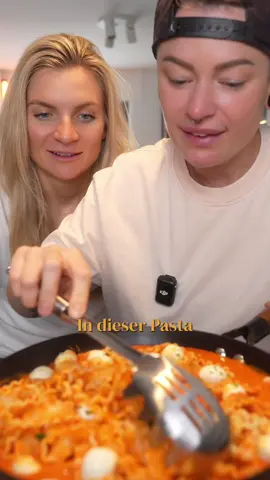 A post by @nicolnic on TikTok caption: Anzeige/eigene Gewürze ❤️🌱 	•	6 Paprika (rot, gelb oder gemischt) 	•	etwas Öl (z. B. Olivenöl) 	•	Steaksalz von der Genussmanufaktur Trier  	•	Nudeln (nach Wahl) 	•	1–2 Schlucke Milch (oder Kokosnussmilch als Alternative) 	•	1 EL Tomatenmark 	•	1–2 TL GeschmaxTsumami 	•	etwas Pastawasser (vom Nudeln kochen) 	•	 Mozzarella (optional) ⸻ Zubereitung 1️⃣ Paprika rösten Die Paprika grob in Stücke schneiden und auf einem Backblech verteilen. Mit etwas Öl beträufeln und großzügig mit Steaksalz würzen. Im vorgeheizten Ofen bei 200°C (Ober-/Unterhitze) für 30–40 Minuten rösten, bis sie schöne Röstaromen entwickeln und an manchen Stellen leicht dunkel werden. ⸻ 2️⃣ Nudeln kochen Während die Paprika im Ofen ist, die Nudeln nach Packungsanweisung in reichlich Salzwasser kochen. Etwas Kochwasser aufheben! ⸻ 3️⃣ Soße mixen Die fertig gerösteten Paprikastücke in einen Mixer geben. Milch (oder Kokosnussmilch), Tomatenmark, umami und einen kleinen Schuss Pastawasser hinzufügen. Alles cremig mixen, bei Bedarf noch mehr Pastawasser dazugeben, bis die gewünschte Konsistenz erreicht ist. ⸻ 4️⃣ Pasta vollenden Die fertige Paprikasoße über die heißen Nudeln geben und gut vermischen. Wer mag, kann jetzt noch zerrupften Mozzarella unterheben, sodass er leicht anschmilzt. ⸻ ✨ Tipp Die Soße schmeckt auch toll als Dip oder zu Gnocchi! Für extra Würze kannst du ein paar Chiliflocken oder frisch gemahlenen Pfeffer hinzufügen.