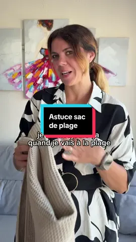 A post by @jimmy_laura_astuces on TikTok caption: L’astuce pour emmener tes affaires à la plage 🏖️ #astuce #plage #été #pourtoi #apprendresurtiktok 
